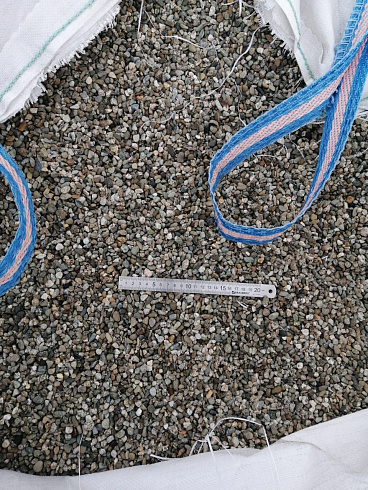 Kamenclub.ru: Галька речная окат (серая) фр.3-5 мм купить  в Казани галька речная серая бежевый темно-серый окатанный речной камень округлый 9500 руб/т   фото КАМЕНЬ КЛУБ