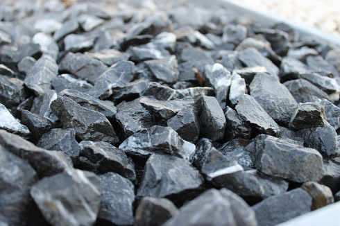 Kamenclub.ru: Щебень крошка черный (мрамор) фр. 20-40 мм.  купить в Казани мрамор черный с белыми прожилками мраморная каменная крошка 11000 руб/т   фото КАМЕНЬ КЛУБ