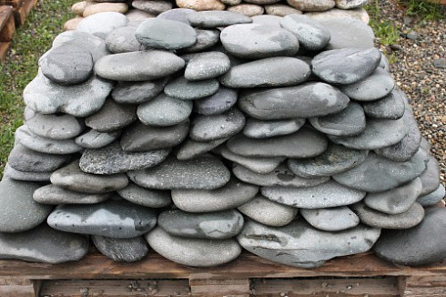 Kamenclub.ru: Галька речная плоская (темно-серая) фр. 100-200-300 мм. купить  в Казани галька речная плоская темно-серый, серый, синий речной галечник плоский 9000 руб/т   фото КАМЕНЬ КЛУБ