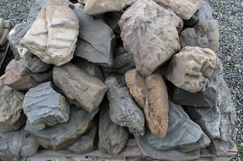 Kamenclub.ru: Песчаник декоративный ландшафтный (фр. 300-500 мм)  купить в Казани песчаник желтый рыжий серый зеленый валун речной окатанный природный песчаника 4 500 руб/т   фото КАМЕНЬ КЛУБ