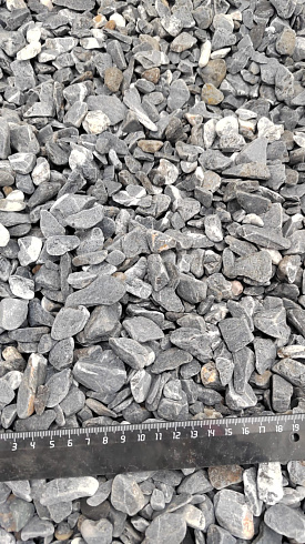 Kamenclub.ru: Щебень галтованный черный (мрамор) фр.10-20 мм.  купить в Казани мрамор черный с белыми прожилками, черный, белый окатанный округлый ландшафтный декоративный щебень 15000 руб/т   фото КАМЕНЬ КЛУБ