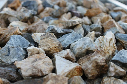 Kamenclub.ru: Мраморная крошка (щебень крошка медовый) фр. 20-40 мм.  купить в Казани мрамор бежевый рыжий желтый ландшафтная мраморная крошка 12000 руб/т   фото КАМЕНЬ КЛУБ