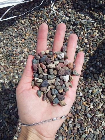 Kamenclub.ru: Галька речная окат цветная фр.5-10 мм. купить  в Казани галька речная белый, серый, красноватый, синий, темно-серый речная окатанная галька декоративная 6800 руб/т   фото КАМЕНЬ КЛУБ