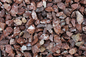 Kamenclub.ru: Мраморная крошка (щебень крошка розовый) фр. 40-70 мм.  купить в Казани мрамр розовый, красный мраморный декоративный 11000 руб/т   фото КАМЕНЬ КЛУБ