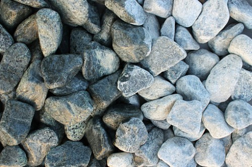 Kamenclub.ru: Щебень галтованный зеленый (змеевик) фр. 50-100 мм.  купить в Казани галтовка мраморная зеленый, салатовый мрамор 12 500 руб/т   фото КАМЕНЬ КЛУБ