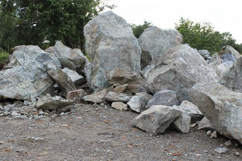 Kamenclub.ru: Змеевик скальник фр. 500-1500 мм.  купить в Казани змеевик зеленый серый черный глыба скальная колотая 7500 руб/т   фото КАМЕНЬ КЛУБ