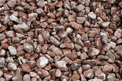 Kamenclub.ru: Мраморная крошка (щебень галтованный розовый) фр.5-10 мм.  купить в Казани мрамор розовый, красный окатанный мраморный щебень декоративный ландшатфный 15000 руб/т   фото КАМЕНЬ КЛУБ