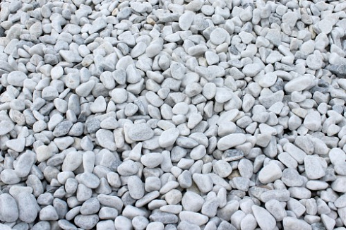 Kamenclub.ru: Щебень галтованный белый (мрамор) фр.5-10 мм.  купить в Казани мрамор белый, айвори, молочный каменная мраморная декоративная ландшафтная крошка 17000 руб/т   фото КАМЕНЬ КЛУБ