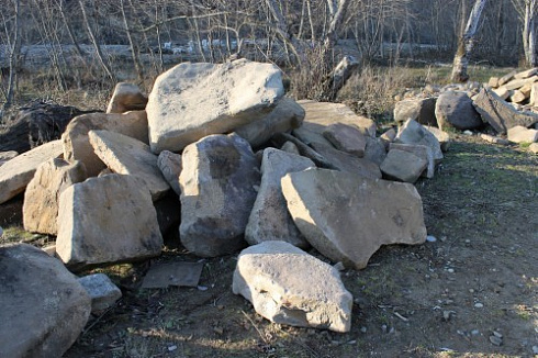 Kamenclub.ru: Песчаник плиты - плахи - пошаговые дорожки (фр. 70-150 мм)  купить в Казани песчаник серый бежевый желтый зеленый колотый песчаник строительный 6500 руб/т   фото КАМЕНЬ КЛУБ