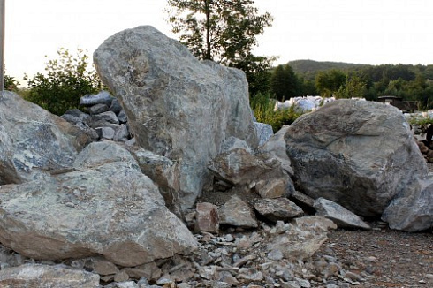 Kamenclub.ru: Змеевик скальник фр. 500-1500 мм.  купить в Казани змеевик зеленый серый черный глыба скальная колотая 7500 руб/т   фото КАМЕНЬ КЛУБ