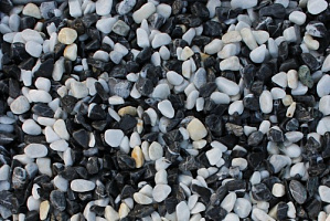 Kamenclub.ru: Мраморная крошка (щебень галтованный микс:белый-черный) фр.10-20 мм.  купить в Казани мрамор белый, черный окатанные округлые декоративные ландшафтные камни щебня 15500 руб/т   фото КАМЕНЬ КЛУБ