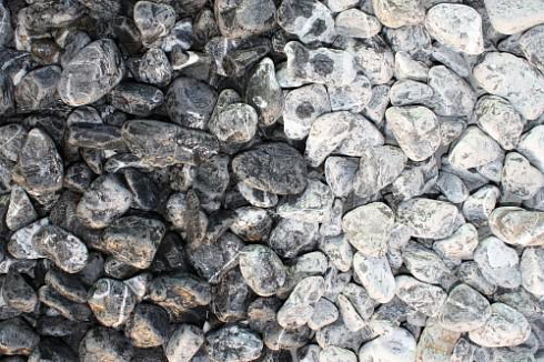 Kamenclub.ru: Щебень галтованный черный (мрамор) фр.20-40 мм.  купить в Казани мрамор черный с белыми прожилками мрамор окатанный округлый 15000 руб/т   фото КАМЕНЬ КЛУБ