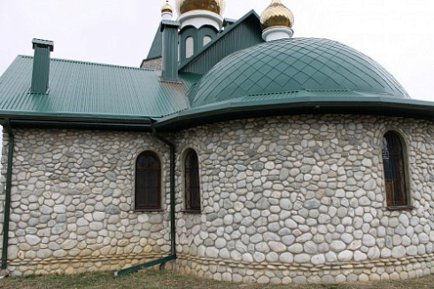 Kamenclub.ru: Галька речная плоская (бело-серая) фр. 100-200-300 мм. купить  в Казани галька речная плоская серый, белый, бело-серый, серо-белый речная галька плоская  9000 руб/т   фото КАМЕНЬ КЛУБ