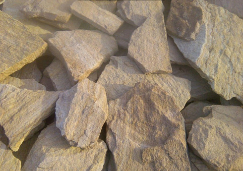 Kamenclub.ru: Песчаник пластушка "фонтанка" желтая (3,0 - 5,0 см)  купить в Казани песчаник желтая, рыжий, желтый песчаник колотый рваный со сколом облицовочный 16200 руб/м3   фото КАМЕНЬ КЛУБ