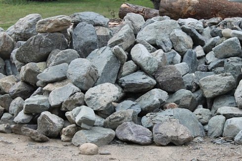 Kamenclub.ru: Гранит скальник (серо-зеленый) фр. 100-500 мм.  купить в Казани гранит зеленый, серый, салатовый крупный ландшафтный валун 6 000 руб/т   фото КАМЕНЬ КЛУБ