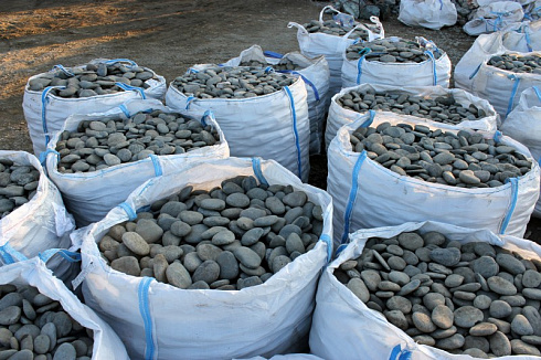 Kamenclub.ru: Галька речная плоская (ассорти) фр. 100-200-300 мм. купить  в Казани галька плоская разноцветная серый белый темно-серый синий речная галька ландшафтная 8000 руб/т   фото КАМЕНЬ КЛУБ