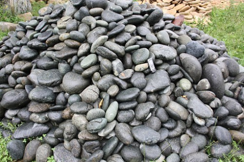Kamenclub.ru: Темно-серый валунчик фр.100-300 мм.  купить в Казани крупный природный камень серый, темно-серый, светло-серый речная галька большого размера окатанная 4500 руб/т   фото КАМЕНЬ КЛУБ