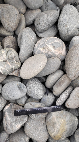 Kamenclub.ru: Галька речная окат (темно-серая) фр. 70-150 мм. купить  в Казани галька речная темно-серая, синяя, серая речная галька округлая  8000 руб/т   фото КАМЕНЬ КЛУБ