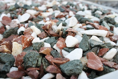 Kamenclub.ru: Мраморная крошка (щебень крошка микс: белый-зеленый-розовый) фр. 10-20 мм.  купить в Казани мрамор белый, зеленый, розовый декоративный ландшафтный колотый щебень 12000 руб/т   фото КАМЕНЬ КЛУБ