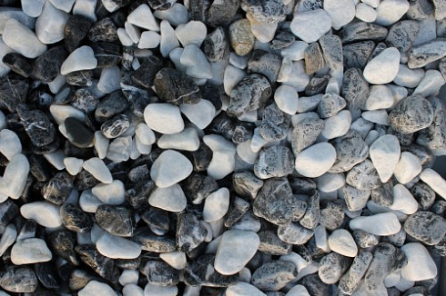 Kamenclub.ru: Мраморная крошка (щебень галтованный микс:: белый-черный) фр.20-40 мм  купить в Казани мрамор белый, черный мраморный галтованный щебень 15500 руб/т   фото КАМЕНЬ КЛУБ