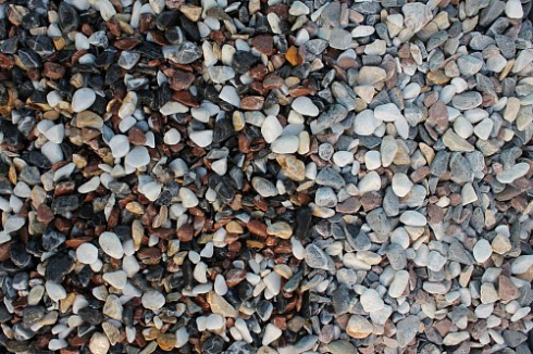 Kamenclub.ru: Мраморная крошка (щебень галтованный микс:белый-черный-розовый-медовый) фр.10-20 мм.  купить в Казани мрамор белый, медовый, черный, розовый мраморный декоративный ландшафтный окатанный округлый галтованный щебень 15500 руб/т   фото КАМЕНЬ КЛУБ