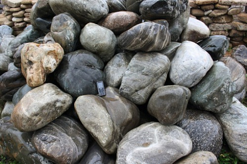 Kamenclub.ru: Речной валун Кабанчик фр.300-500 мм.  купить в Казани крупный природный камень галька серый, темно-серый речной валун галечник масштабный 7000 руб/т   фото КАМЕНЬ КЛУБ