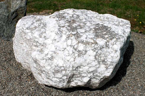 Kamenclub.ru: Мраморизированный известняк фр.500-1500 мм.  купить в Казани    10000 руб/т   фото КАМЕНЬ КЛУБ