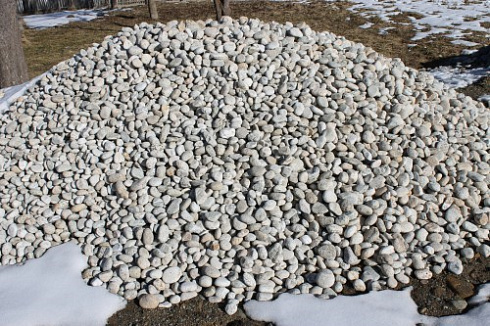 Kamenclub.ru: Галька речная окат (серо-белая) фр. 70-120 мм купить  в Казани галька галечник бело-серая, серо-белая, серая, белая речная природная галька  8000 руб/т   фото КАМЕНЬ КЛУБ