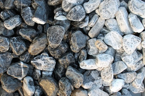 Kamenclub.ru: Щебень галтованный черный (мрамор) фр. 50-100 мм.  купить в Казани мрамор черный с белыми прожилками щебень ландшафтный мраморный 15000 руб/т   фото КАМЕНЬ КЛУБ