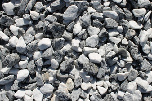 Kamenclub.ru: Мраморная крошка (щебень галтованный микс:: белый-черный) фр.20-40 мм  купить в Казани мрамор белый, черный мраморный галтованный щебень 15500 руб/т   фото КАМЕНЬ КЛУБ
