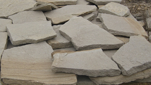 Kamenclub.ru: Песчаник пластушка светло-серый (2,0 см)  купить в Казани плитняк- ластушка светло-серый, серый рваный ландшафтный плитняк колотый 13800 руб/м3   фото КАМЕНЬ КЛУБ