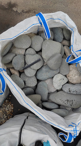 Kamenclub.ru: Галька речная плоская (темно-серая) фр. 70-150 мм. купить  в Казани галечник природный темно-серый серый синий речная плоская природная окатанная  9000 руб/т   фото КАМЕНЬ КЛУБ