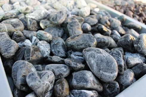 Kamenclub.ru: Щебень галтованный черный (мрамор) фр.20-40 мм.  купить в Казани мрамор черный с белыми прожилками мрамор окатанный округлый 15000 руб/т   фото КАМЕНЬ КЛУБ