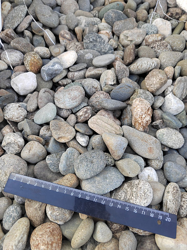 Kamenclub.ru: Галька речная окат (пестрая) фр. 20-40 мм. купить  в Казани галька речная пестрая, серая, серые оттенки галька речная окатанная округлая 5000 руб/т   фото КАМЕНЬ КЛУБ