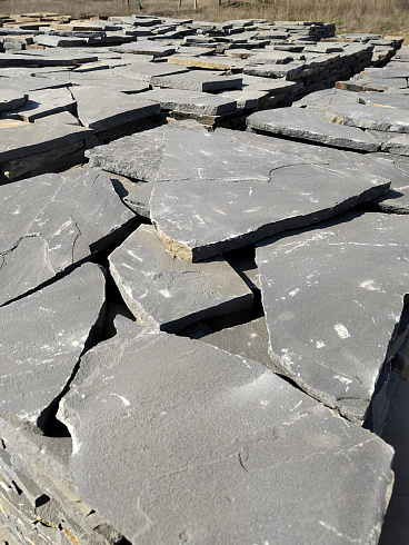 Kamenclub.ru: Песчаник пластушка светло-серый (2,0 см)  купить в Казани плитняк- ластушка светло-серый, серый рваный ландшафтный плитняк колотый 13800 руб/м3   фото КАМЕНЬ КЛУБ