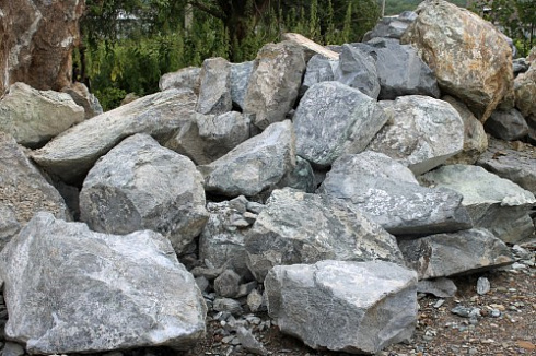 Kamenclub.ru: Змеевик скальник фр. 500-1500 мм.  купить в Казани змеевик зеленый серый черный глыба скальная колотая 7500 руб/т   фото КАМЕНЬ КЛУБ