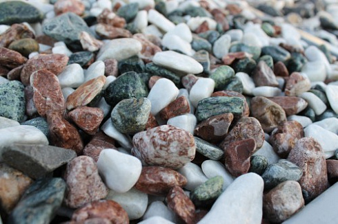 Kamenclub.ru: Мраморная крошка (щебень галтованный микс:белый-зеленый-розовый) фр.20-40 мм.  купить в Казани мрамор белый, зеленый, розовый мрамор декоративный (галтовка) 15500 руб/т   фото КАМЕНЬ КЛУБ