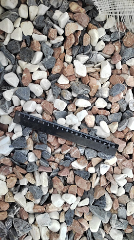 Kamenclub.ru: Мраморная крошка (щебень галтованный микс:белый-зеленый-розовый) фр.20-40 мм.  купить в Казани мрамор белый, зеленый, розовый мрамор декоративный (галтовка) 15500 руб/т   фото КАМЕНЬ КЛУБ