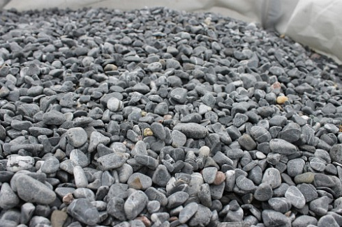 Kamenclub.ru: Щебень галтованный черный (мрамор) фр.10-20 мм.  купить в Казани мрамор черный с белыми прожилками, черный, белый окатанный округлый ландшафтный декоративный щебень 15000 руб/т   фото КАМЕНЬ КЛУБ