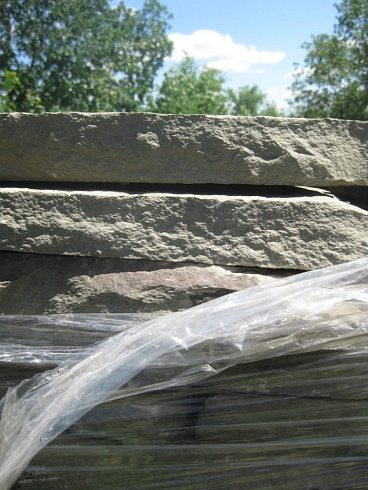 Kamenclub.ru: Песчаник пластушка серо-зеленый (4,0 см- 5,0 см)  купить в Казани песчаник серо-зеленый, серый, зеленый песчаник рваный ландшафтный колотый 9000 руб/м3   фото КАМЕНЬ КЛУБ