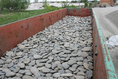 Kamenclub.ru: Галька речная плоская (серо-белая) фр. 70-120 мм. купить  в Казани галька галечник речной серый, белый окатанная плоская  природная галька 9000 руб/т   фото КАМЕНЬ КЛУБ