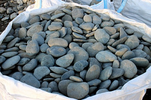 Kamenclub.ru: Галька речная плоская (темно-серая) фр. 100-200-300 мм. купить в Казани галька речная плоская темно-серый, серый, синий речной галечник плоский 9000 руб/т   фото КАМЕНЬ КЛУБ