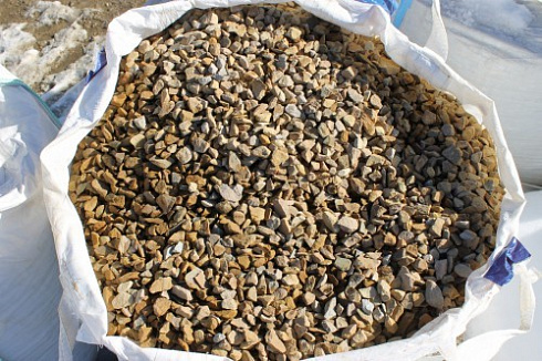 Kamenclub.ru: Щебень крошка желтый (песчаник) фр. 20-40 мм.  купить в Казани песчаник бежевый рыжий каменная крошка песчаника 9500 руб/т   фото КАМЕНЬ КЛУБ