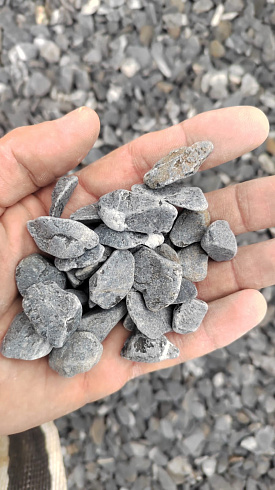 Kamenclub.ru: Щебень галтованный черный (мрамор) фр.10-20 мм.  купить в Казани мрамор черный с белыми прожилками, черный, белый окатанный округлый ландшафтный декоративный щебень 15000 руб/т   фото КАМЕНЬ КЛУБ