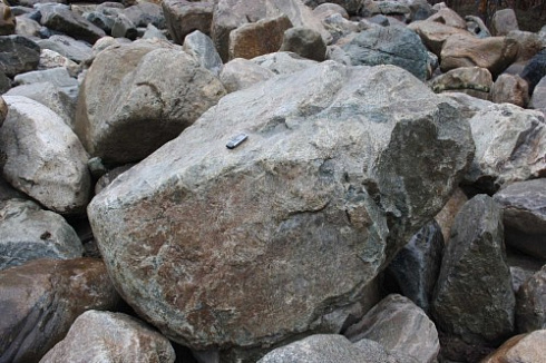 Kamenclub.ru: Гранит скальник (серо-зеленый) фр. 500-1500 мм.  купить в Казани гранит мрамор  серый зеленый темно-серый глыба скальная колотая ландшафтная 7 500 руб/т   фото КАМЕНЬ КЛУБ