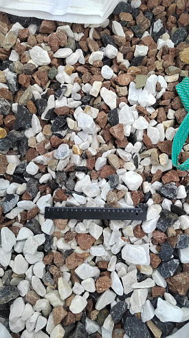 Kamenclub.ru: Мраморная крошка (щебень крошка микс : белый-черный-розовый) фр. 20-40 мм.  купить в Казани мрамор белый, черный, розовый декоративная ландшафтная крошка 12000 руб/т   фото КАМЕНЬ КЛУБ