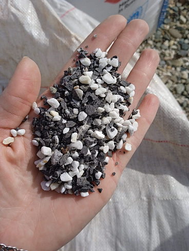 Kamenclub.ru: Мраморная крошка (щебень крошка микс : белый-черный-розовый) фр. 5-10 мм.  купить в Казани мрамор белый, черный, розовый, разноцветный микс декоративная мраморная каменная крошка 12000 руб/т   фото КАМЕНЬ КЛУБ