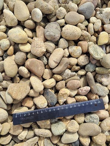 Kamenclub.ru: Галька речная окат рыжая фр. 20-40 мм. купить  в Казани галька речная окатанная рыжая желтая серая округлая речная галька 5000 руб/т   фото КАМЕНЬ КЛУБ