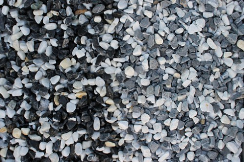 Kamenclub.ru: Мраморная крошка (щебень галтованный микс:белый-черный) фр.10-20 мм.  купить в Казани мрамор белый, черный окатанные округлые декоративные ландшафтные камни щебня 15500 руб/т   фото КАМЕНЬ КЛУБ