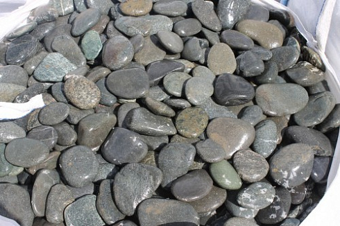 Kamenclub.ru: Галька речная плоская (темно-серая) фр. 100-200-300 мм. купить  в Казани галька речная плоская темно-серый, серый, синий речной галечник плоский 9000 руб/т   фото КАМЕНЬ КЛУБ